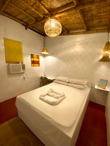 TibiaoKasa Raya Inn的一间卧室配有一张床,上面有两条毛巾