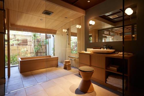GiommachiHOTEL VMG RESORT KYOTO的带浴缸和盥洗盆的大浴室