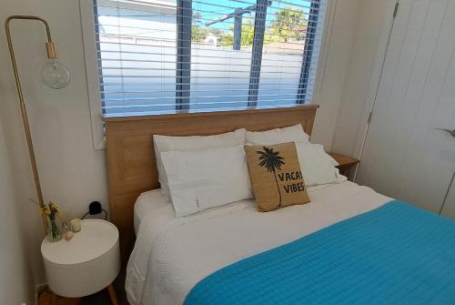 怀蒂昂格Guest Nest in Whitianga - 2 min walk to Beach的一间小卧室,配有床和窗户