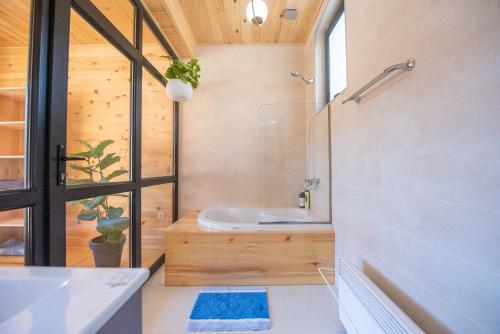 梅斯蒂亚Svaneti Countryside 5的带浴缸和盥洗盆的浴室