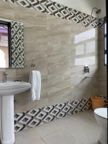 珀勒德布尔Hotel Pratap Palace的浴室设有白色水槽和镜子