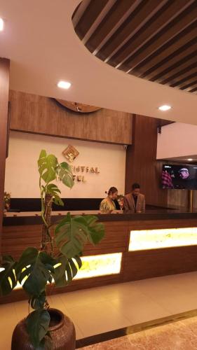 加德满都Prudential Hotel Nepal的两人坐在餐厅柜台