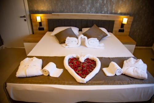 安塔利亚Bloomtalya Hotel的毛巾制成的心床