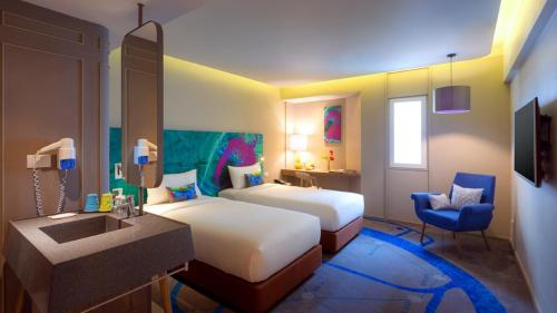 曼谷Tinidee Trendy Bangkok Khaosan的酒店客房设有两张床和盥洗盆