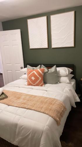 North ProvidenceCargo7 Cozy suites2的卧室配有一张白色大床和两个窗户