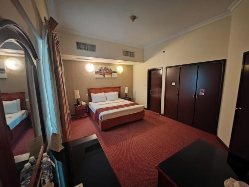 沙迦那约姆阿尔埃玛拉特酒店的酒店客房带床,还有一间大房间