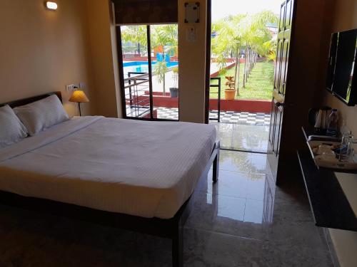 MaemDE RUSH FARM的一间卧室配有一张床,享有游泳池的景色