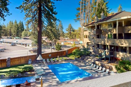 南太浩湖Lakeland Village South Lake Tahoe的建筑物前游泳池的图像