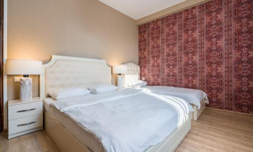 第比利斯Urban Villa By Umbrella的卧室配有白色的床和红色的墙壁