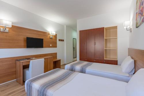 ErciyesMirada Del Monte的一间酒店客房,设有两张床和电视