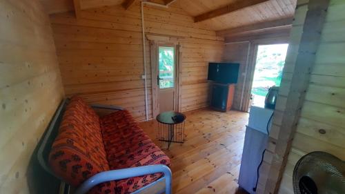 圣菲利普Chalet de la Mer Cassée的小木屋内一个配有沙发的空房间