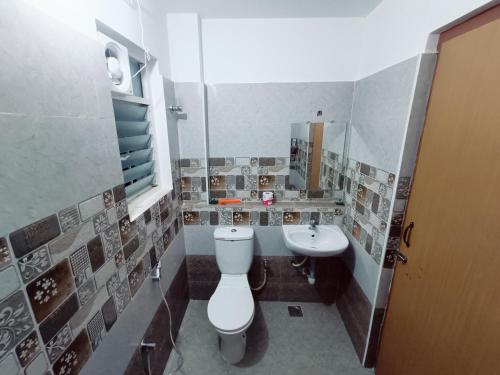 钦奈Ananya service apartments的一间带卫生间和水槽的浴室