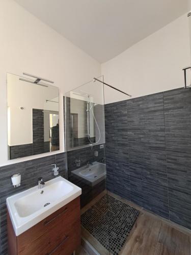 摩德纳Residence del Centro的一间带水槽和镜子的浴室