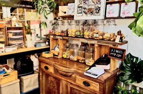 台南Huabing的木桌上装有一罐食品的商店