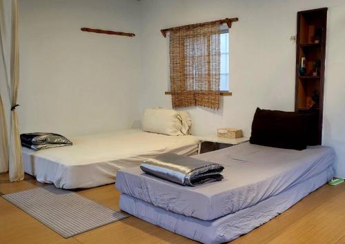 台南Huabing的客房设有两张床和窗户。