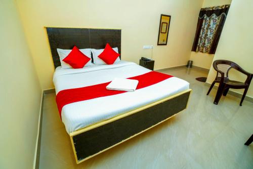 蒂鲁帕蒂Ssunshhine residency (NEW)的一间卧室配有一张带红色枕头的大床