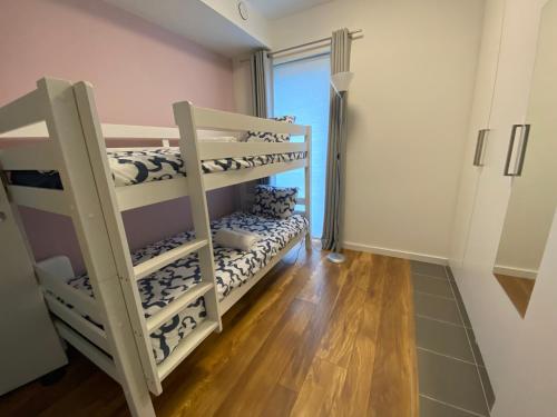 HaachtBella Vie, rust en ontspanning的客房设有两张双层床和一扇窗户。