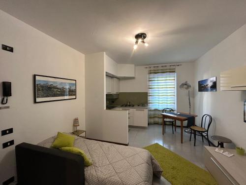 贝加莫Comfort Accommodation Residence的一间带床和厨房的客厅