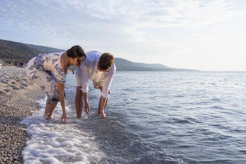 赞布隆内Park Oasi Resort的两个女人在海滩上玩水