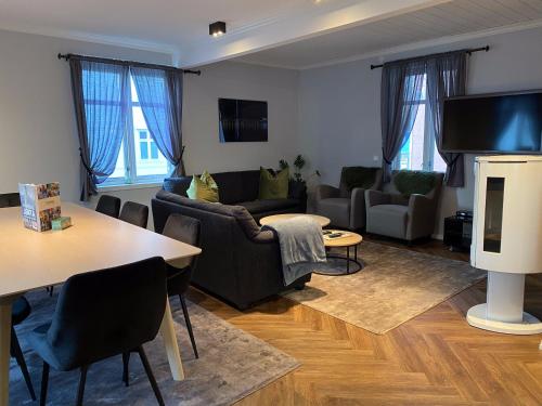 特罗姆瑟Enter Tromsø - Luxury 4 Bedroom Apartment的客厅配有沙发和桌子