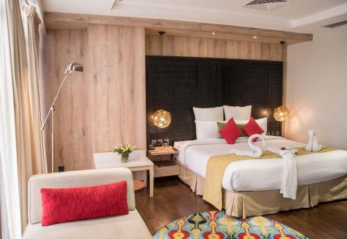 拉合尔HOTEL dGATES的酒店客房,配有两张床和椅子