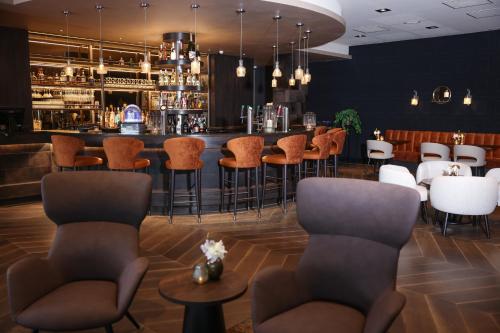奥斯特赞奥斯特萨恩凡德瓦克酒店 - 阿姆斯特丹的餐厅的酒吧,带凳子