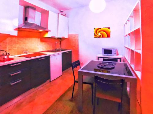 米兰L' appartamento sul Naviglio的厨房配有小桌子和炉灶。