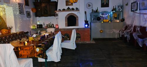 NarolAgroturystyka Stara Huta的用餐室配有长桌子和白色椅子