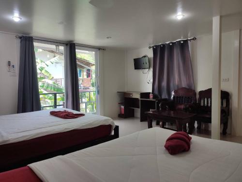 皮皮岛小鹰宾馆的酒店客房设有两张床和窗户。