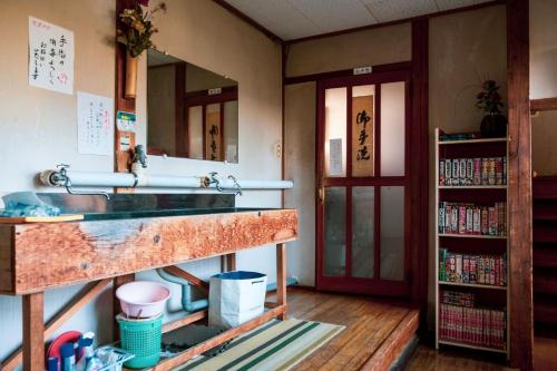 YahabaHonno Ryokan / Vacation STAY 60049的一间带水槽和镜子的浴室