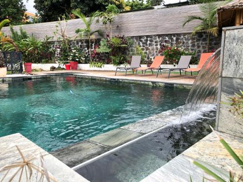 勒唐蓬Charmant rez de jardin avec acces piscine的后院带椅子的游泳池