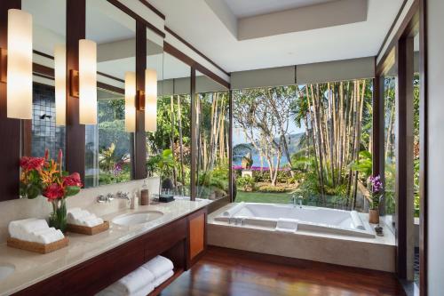 卡马拉海滩Andara Resort Villas的一间带大浴缸和大窗户的浴室