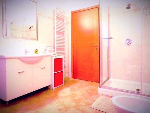 米兰L' appartamento sul Naviglio的一间带水槽、淋浴和卫生间的浴室