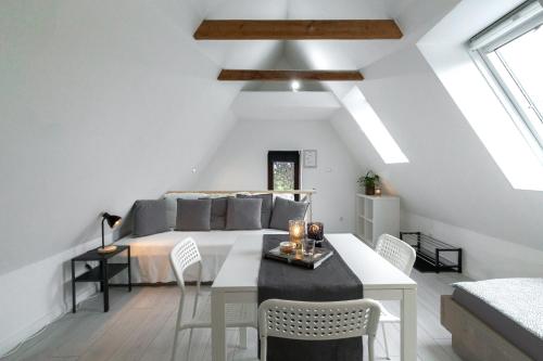 诺德施泰特阿卡迪亚诺德施泰特旅馆的卧室配有一张床和一张桌子及椅子