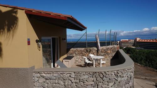 拉克鲁斯Tantulia Las Tapias Tenerife的一座带桌椅的庭院的建筑