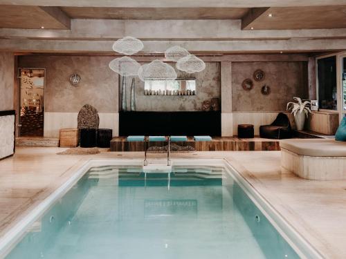 菲根Boutique Hotel Haidachhof superior的游泳池位于带客厅的房间