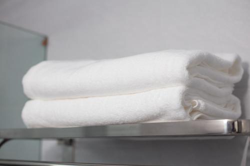 萨帕Central Sapa Charm Hotel的一堆置在架子上的白色毛巾