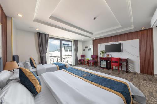 萨帕Central Sapa Charm Hotel的酒店客房设有两张床和电视。