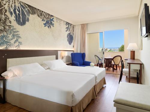 萨洛H10萨拉乌里斯皇宫酒店的酒店客房,设有两张床和一张蓝色椅子