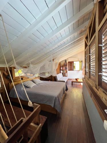 哥西尔La Voile Grise - Villa de charme - Sea View的房屋内一间卧室,配有吊床