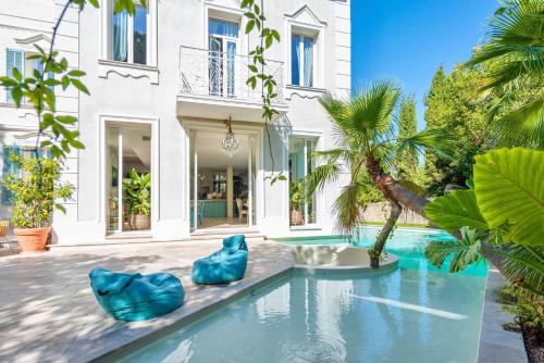 土伦Chambre d'hôtes de luxe, Toulon Mourillon, 4 belles chambres, Piscine的房屋前的游泳池
