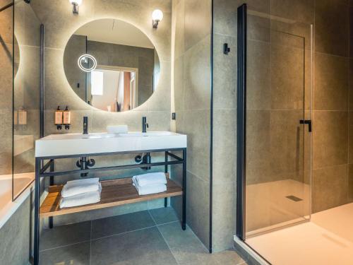 特鲁瓦特鲁瓦中心美居酒店的一间带水槽和淋浴的浴室