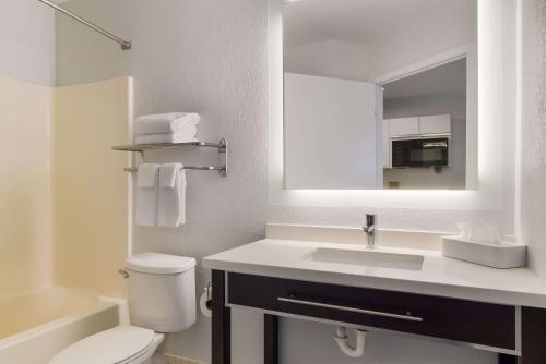森特尼尔MainStay Suites Denver Tech Center的一间带水槽、卫生间和镜子的浴室
