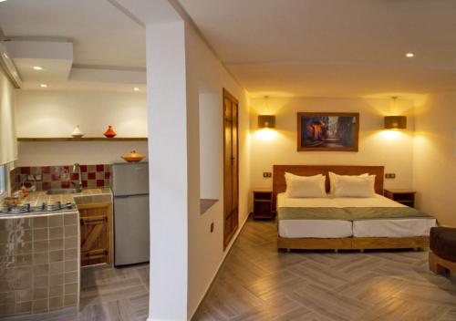 舍夫沙万Aparthotel Dar Nowara Chaouen的酒店客房带一张床和一个厨房