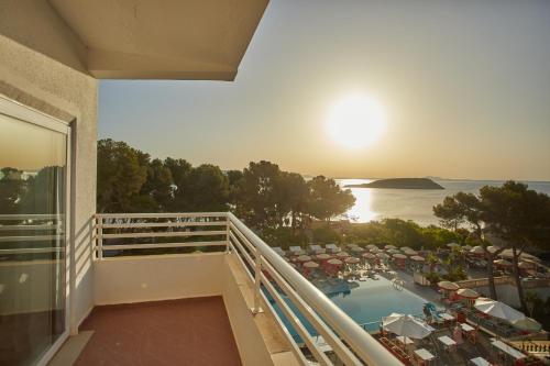 马盖鲁夫Dreams Calvia Mallorca的享有泳池景色的阳台