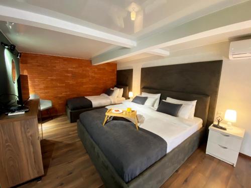 第比利斯Luxury Duplex Studios - City Center的酒店客房设有一张大床和一台电视。
