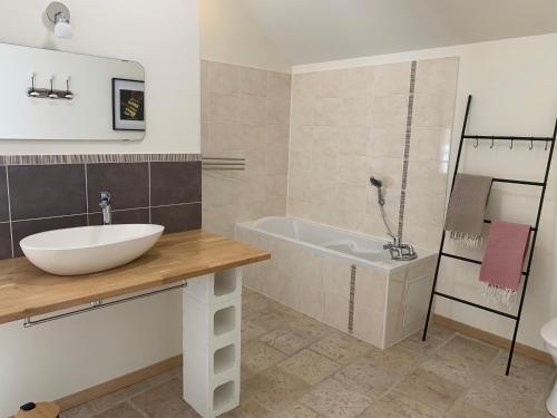 Saint-CybranetL'appartement du Pont de Cause的浴室配有盥洗盆和浴缸。