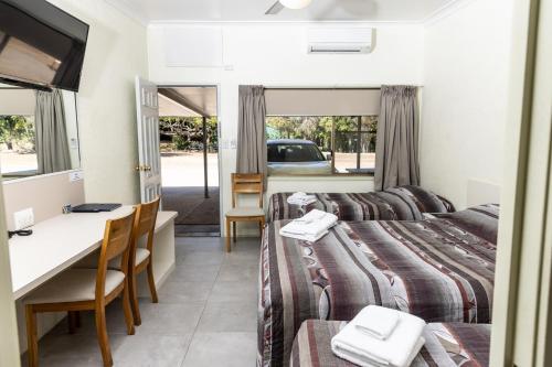 BenarabyBenaraby Hilltop MotorInn的酒店客房配有两张床和一张书桌