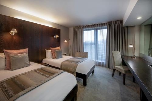 伯明翰阿斯顿会议中心酒店的酒店客房配有两张床和一张书桌