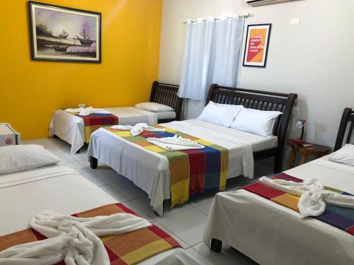 圣若泽-达科罗阿格兰迪Pousada D Italia的一间设有三张床的客房,备有毛巾